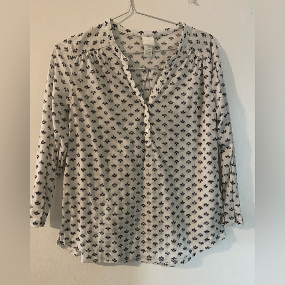 H & M small white pattern blouse. Black pattern.